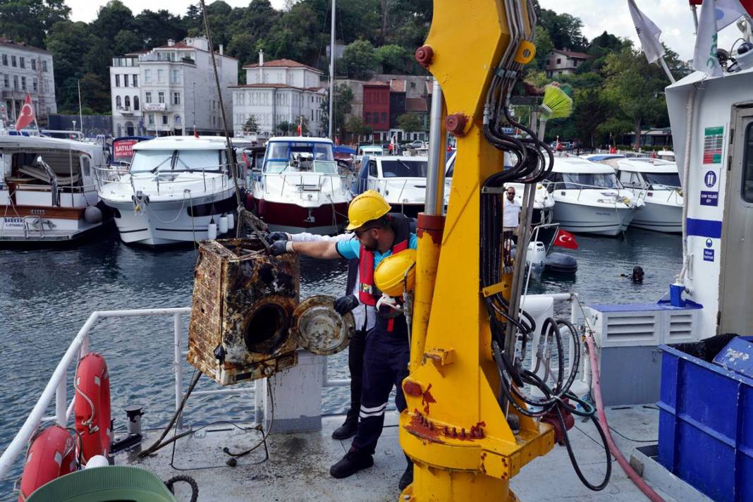 İstanbul'un utancı: Boğaz'ın altı adeta bir çöplük! Çamaşır makinesi, televizyon, araba lastiği... 15